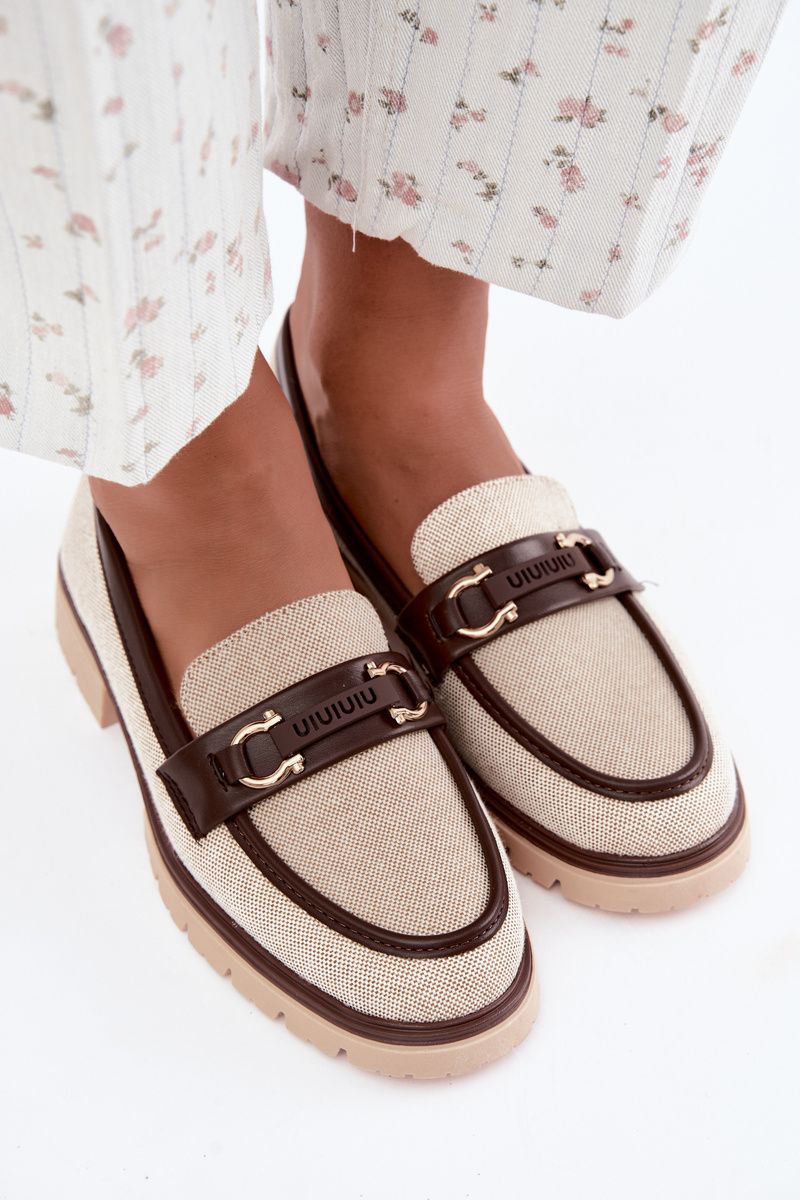 Beige-braune Mokassins mit dekorativem Detail