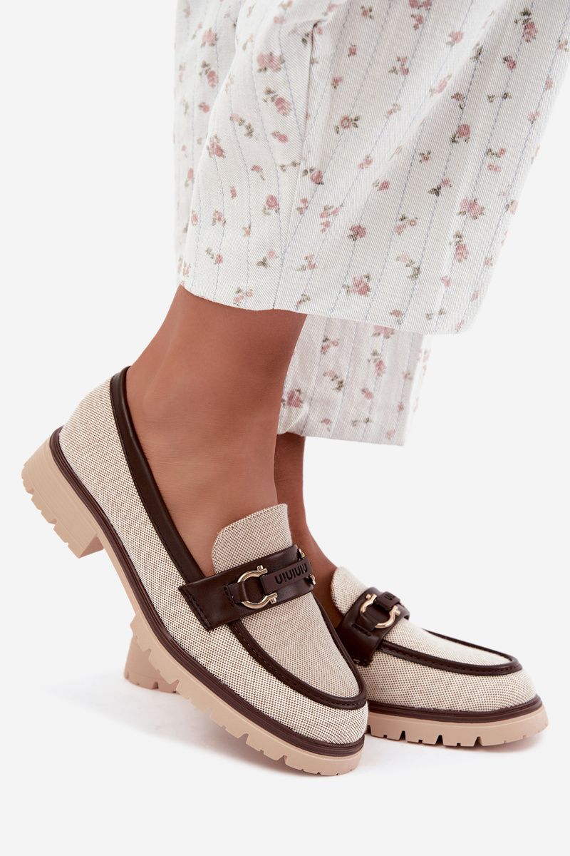 Beige-braune Mokassins mit dekorativem Detail