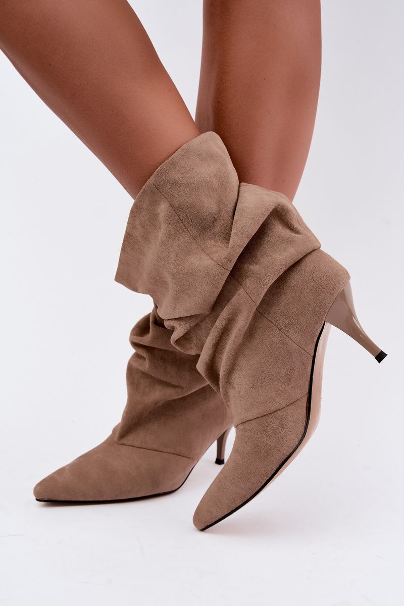 Beige Slouchy Stiefelette aus Veloursleder mit Stilettoabsatz