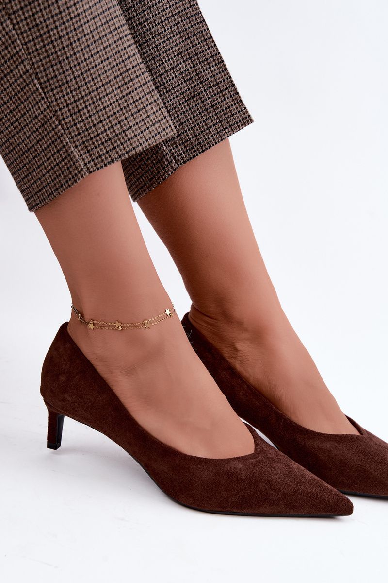 Pumps mit spitzer Kappe aus braunem Veloursleder