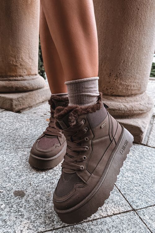 Braune Schnür-Snowboots mit Fell
