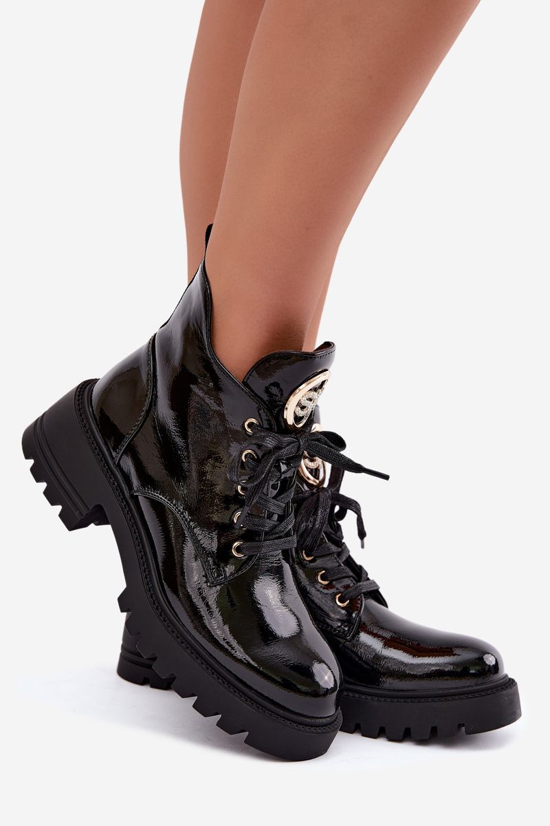 Lackierte gefütterte Stiefelette mit goldenem Detail schwarz