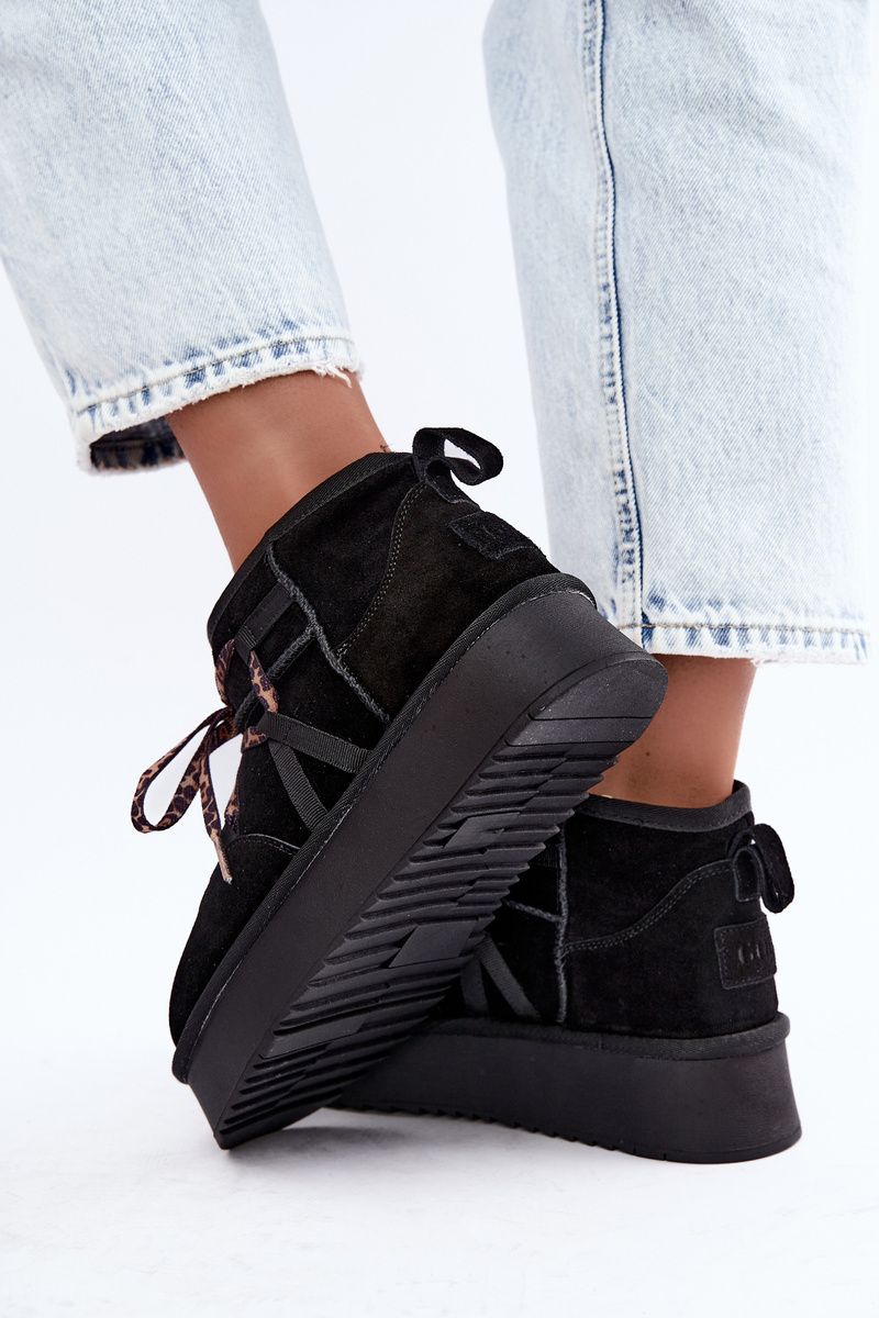 Schwarze Schneestiefel aus Veloursleder mit Schnürung und Plateausohle