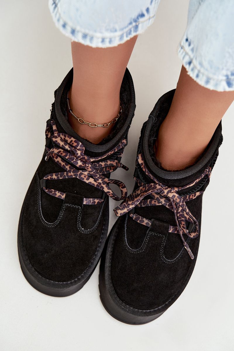 Schwarze Schneestiefel aus Veloursleder mit Schnürung und Plateausohle