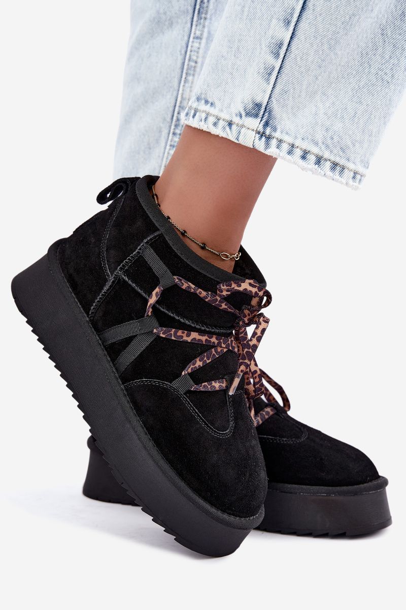 Schwarze Schneestiefel aus Veloursleder mit Schnürung und Plateausohle