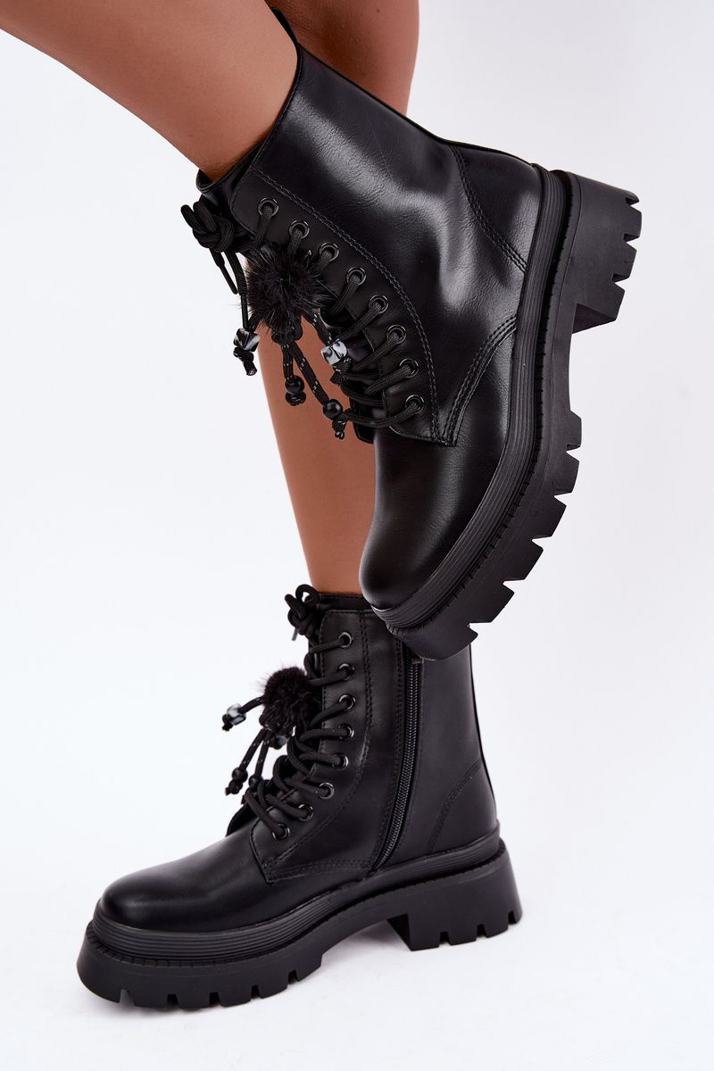 Schwarze Ankle-Workery mit Plateau und dekorativem Bommel