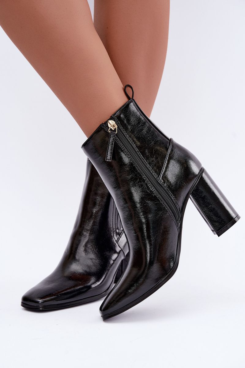 Schwarze lackierte Stiefelette mit Blockabsatz