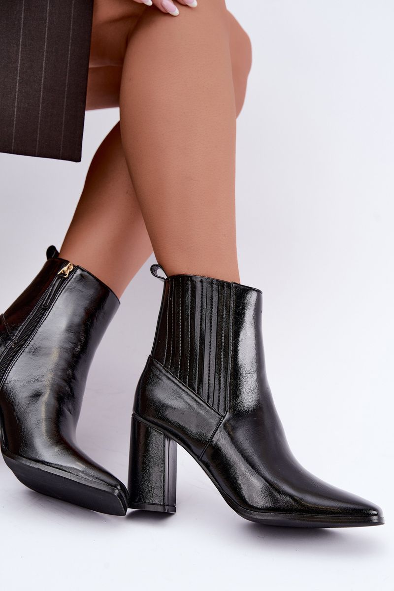 Schwarze lackierte Stiefelette mit Blockabsatz