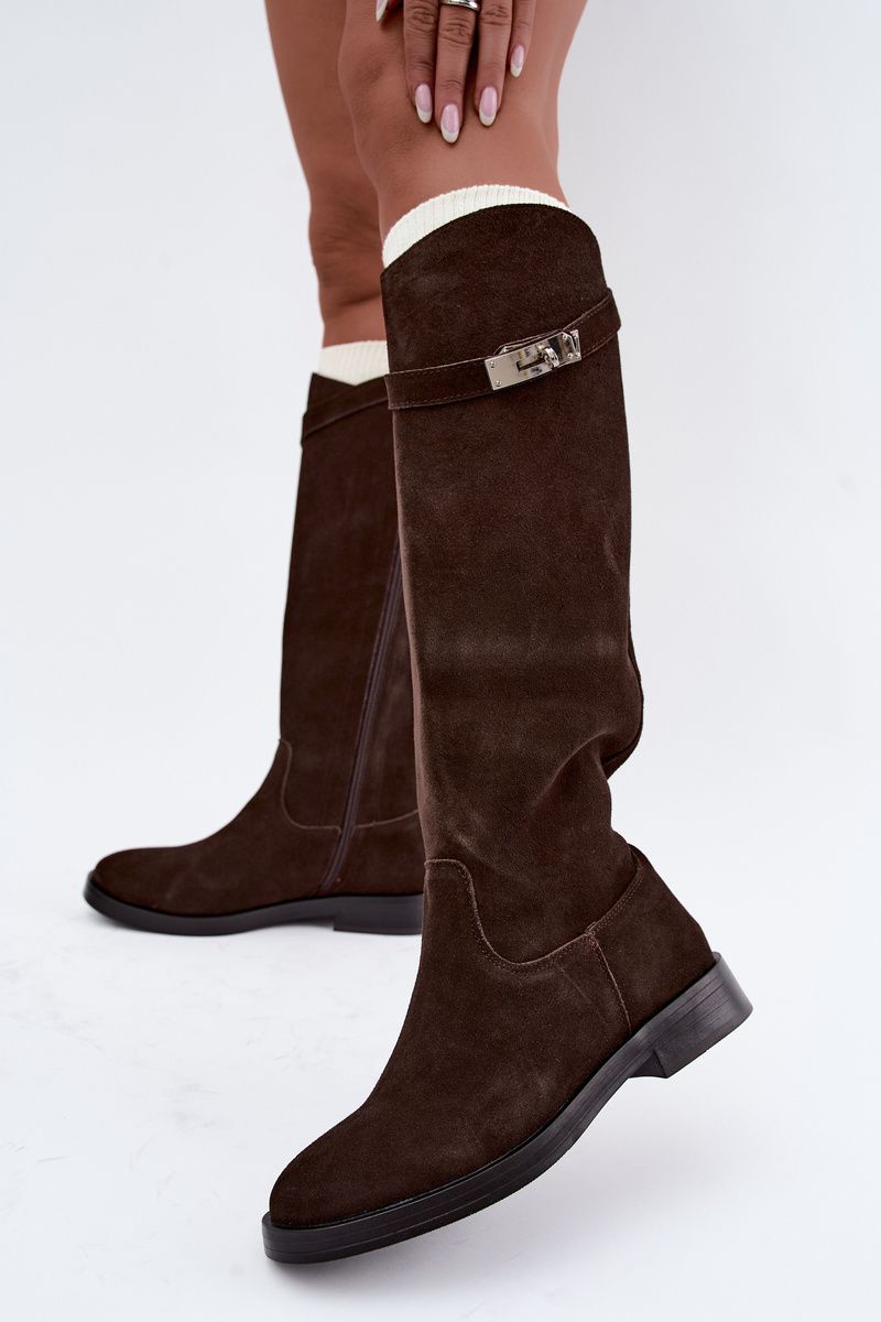 Stiefel aus Veloursleder mit dekorativem Riemen, braun