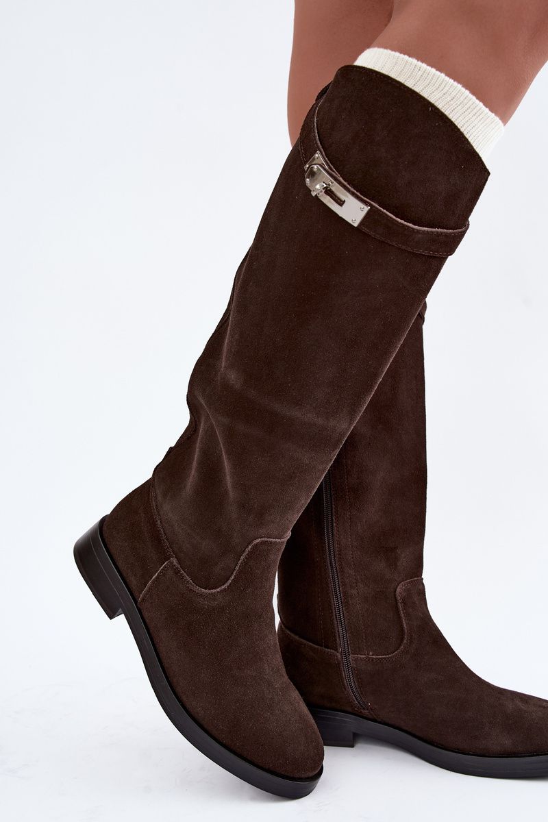 Stiefel aus Veloursleder mit dekorativem Riemen, braun