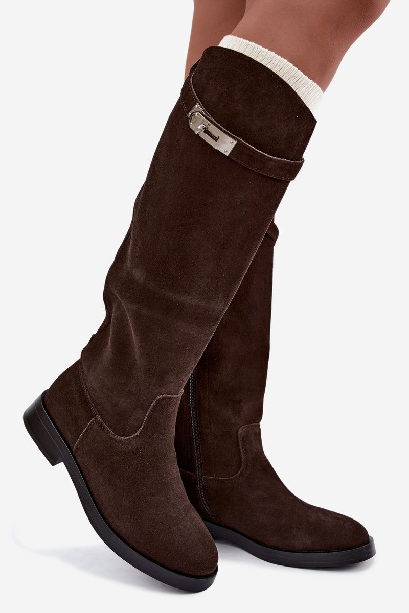Stiefel aus Veloursleder mit dekorativem Riemen, braun