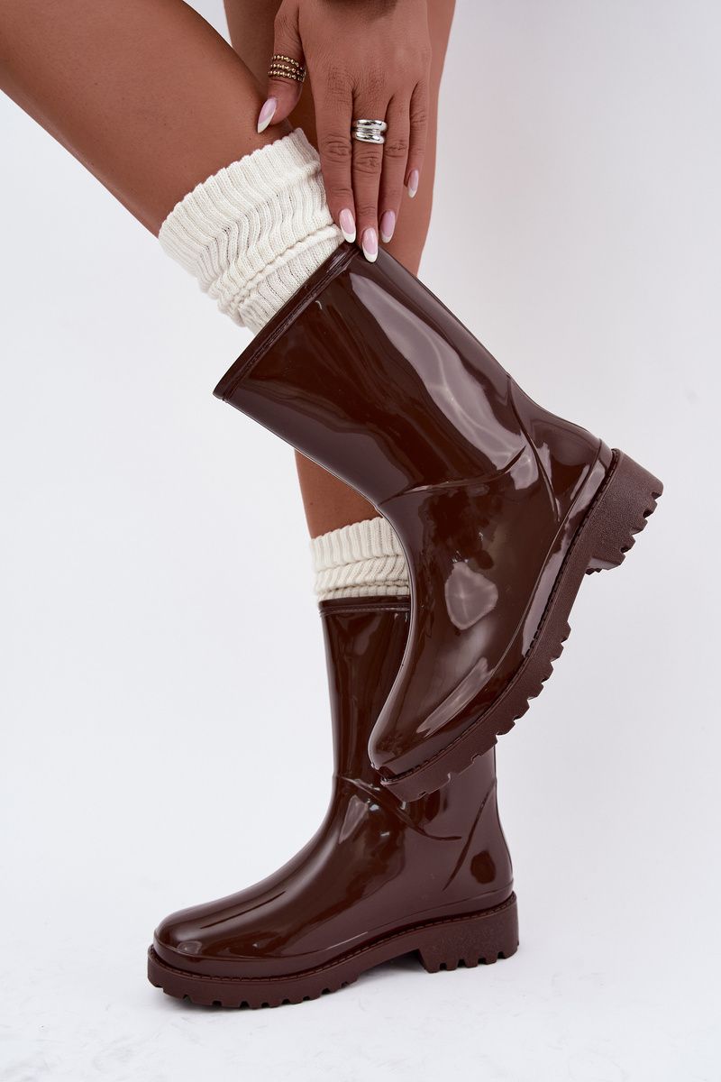 Braune Gummistiefel mit flachem Absatz