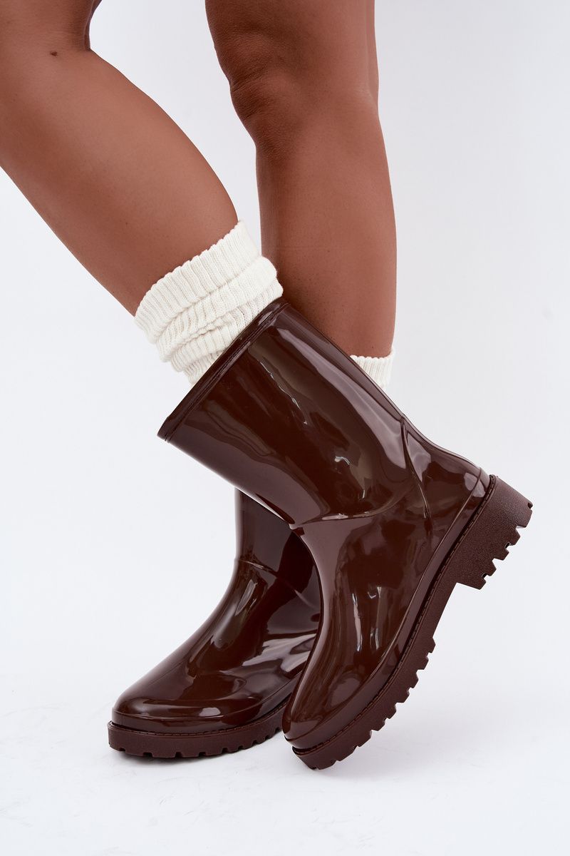 Braune Gummistiefel mit flachem Absatz