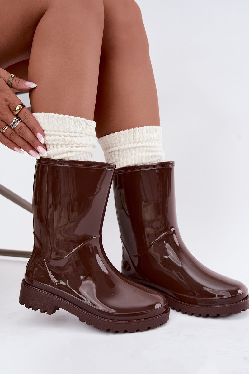 Braune Gummistiefel mit flachem Absatz