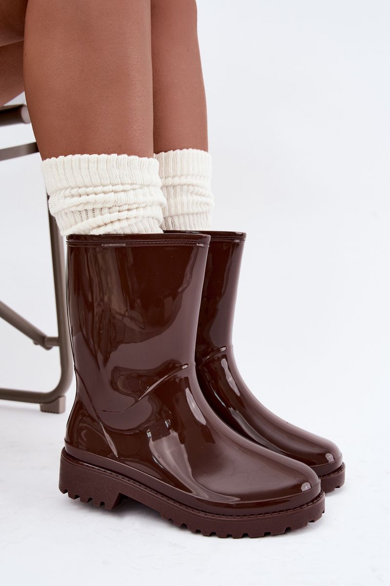 Braune Gummistiefel mit flachem Absatz