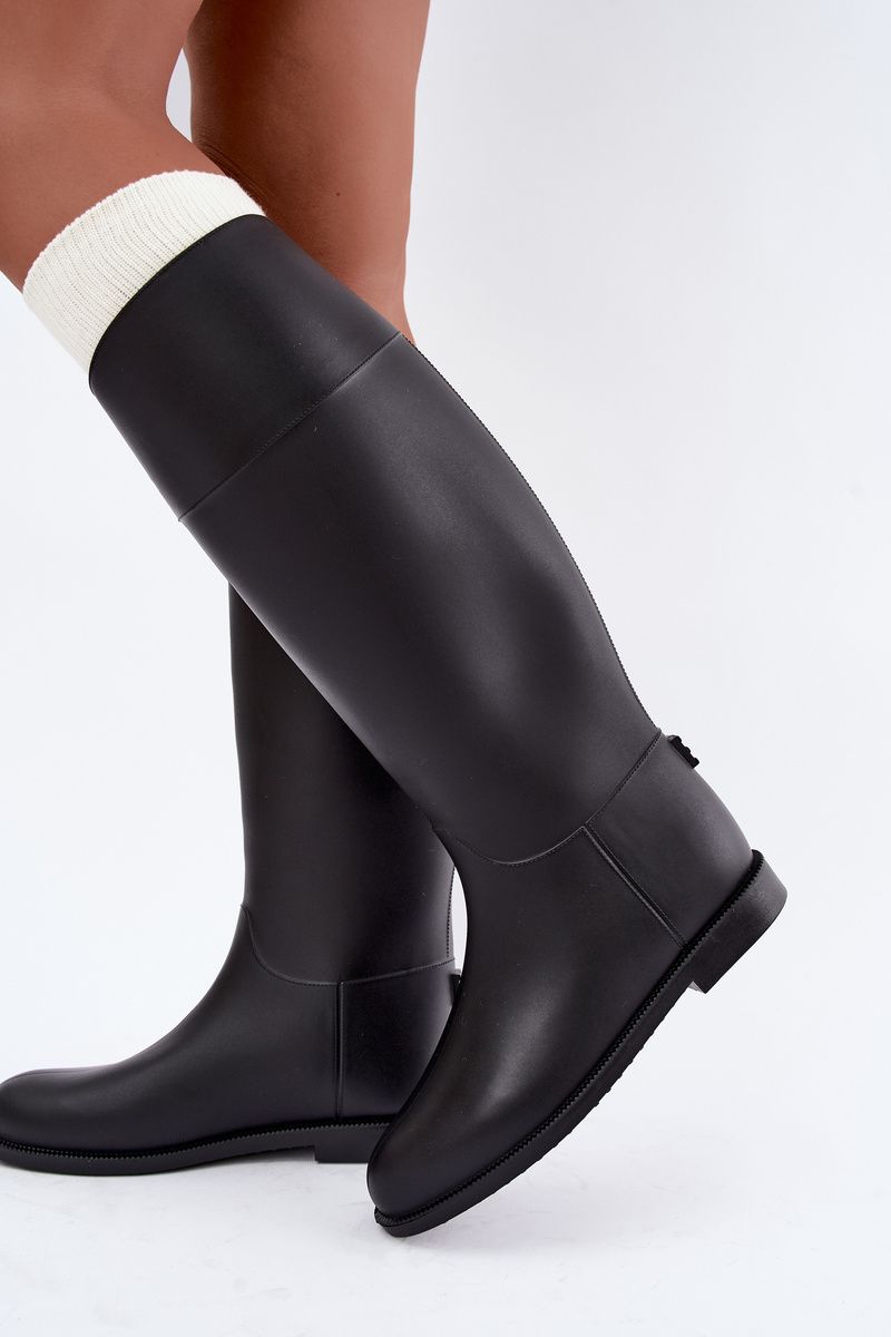 Hohe schwarze Gummistiefel mit flachem Absatz