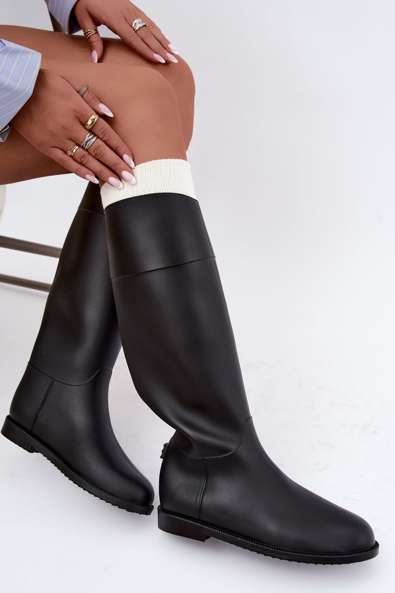 Hohe schwarze Gummistiefel mit flachem Absatz