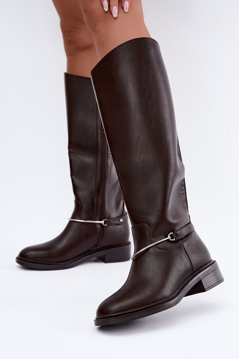 Stiefel mit flachem Absatz und dekorativem Riemen, braun