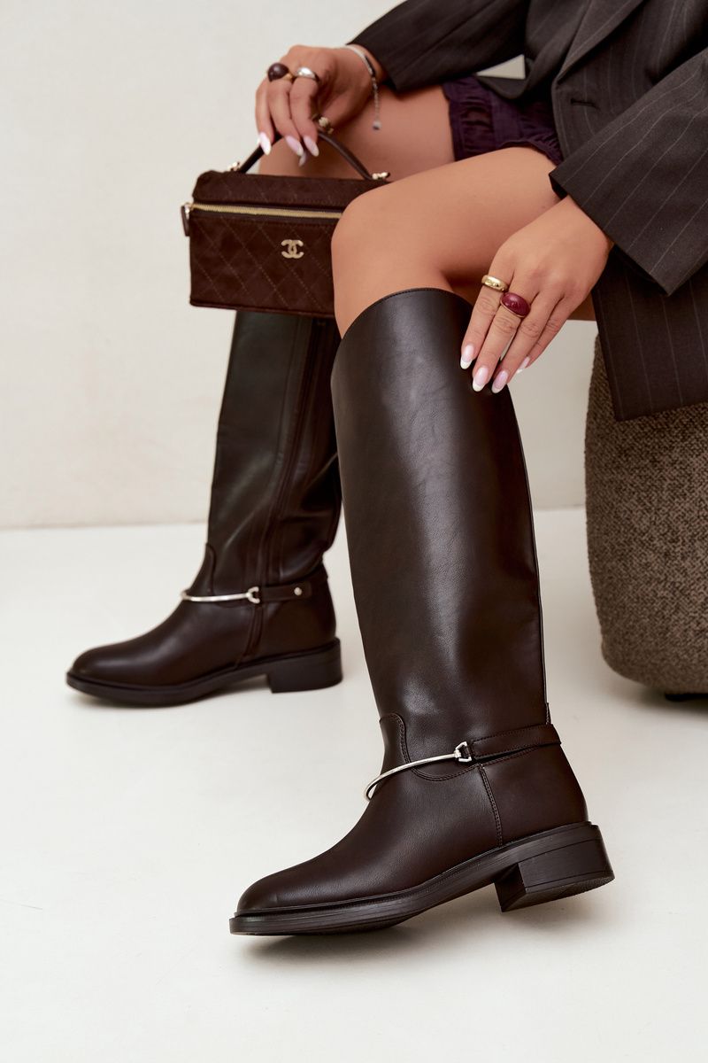 Stiefel mit flachem Absatz und dekorativem Riemen, braun