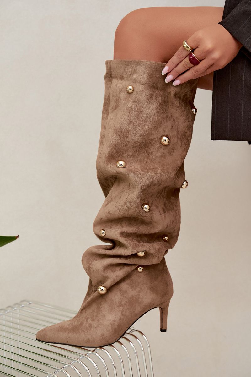Beige Overknee-Stiefel mit Stilettoabsatz und goldenen Details