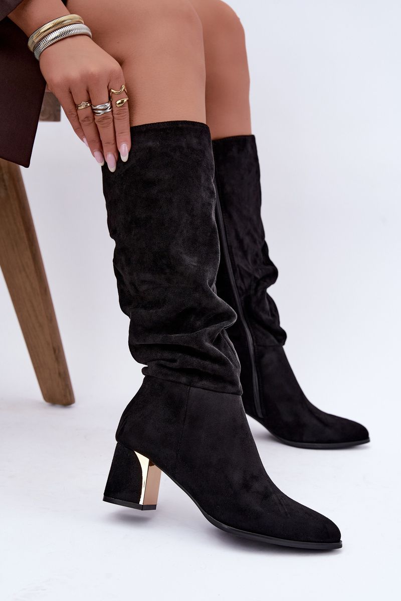 Schwarze Veloursstiefel mit Raffung und Blockabsatz