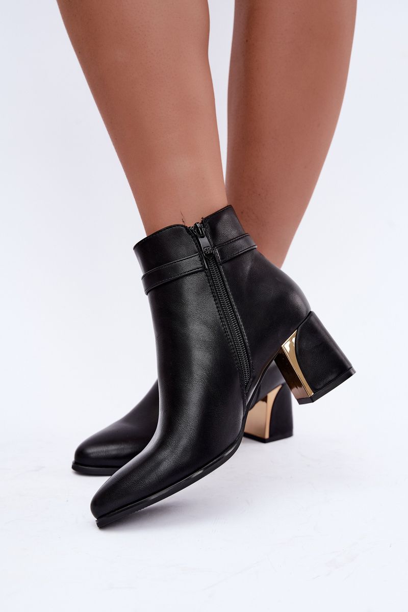 Schwarze Stiefelette mit Riemen und dekorativer Schnalle auf Blockabsatz