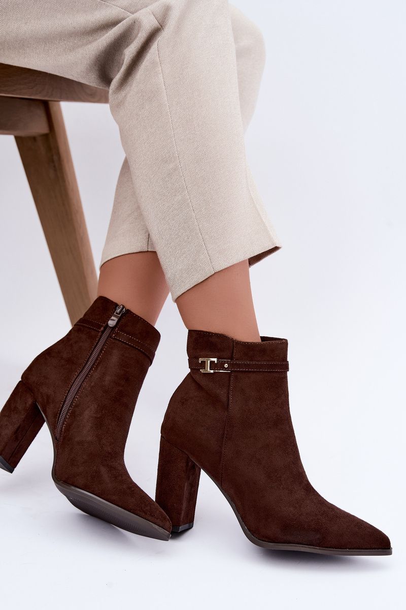 Stiefelette mit Blockabsatz und dekorativem Riemen, braun