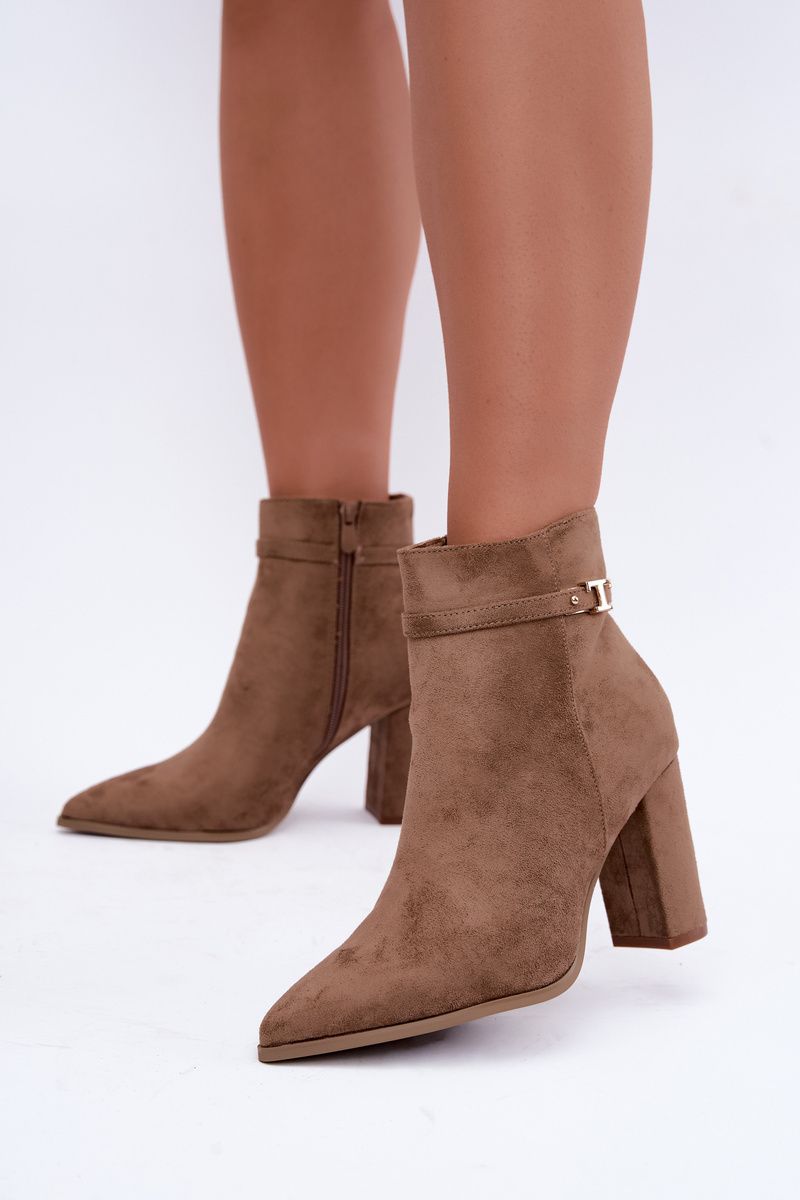 Beige Stiefelette mit Blockabsatz und dekorativem Riemen