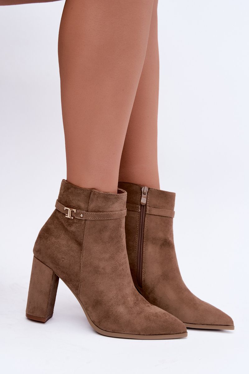 Beige Stiefelette mit Blockabsatz und dekorativem Riemen