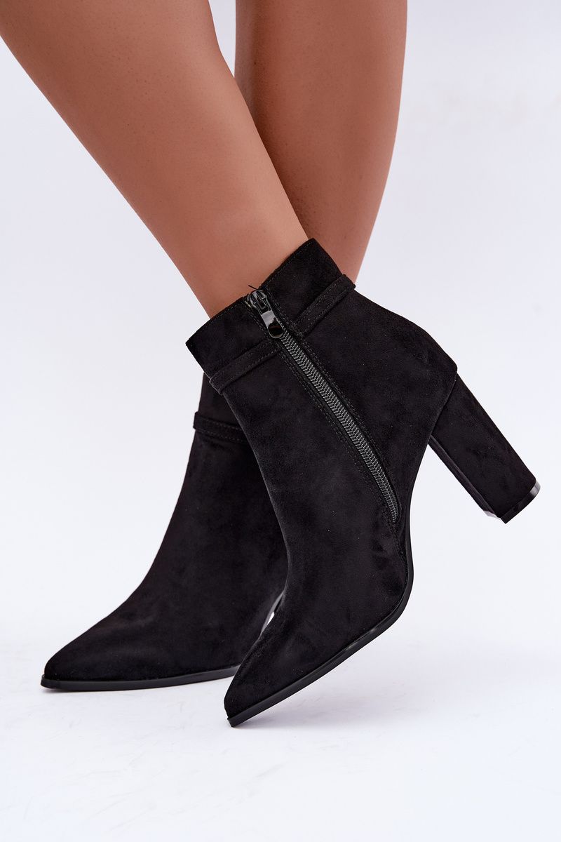 Schwarze Stiefelette mit Blockabsatz und dekorativem Riemen