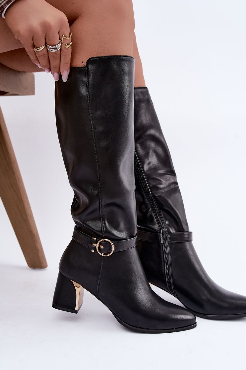 Gefütterte Stiefel mit Absatz und dekorativem Riemen schwarz