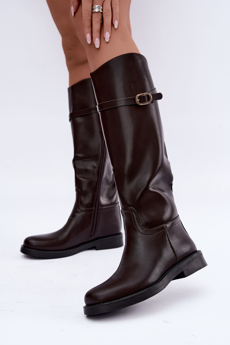 Stiefel mit flachem Absatz, Riemen und goldener Schnalle, braun
