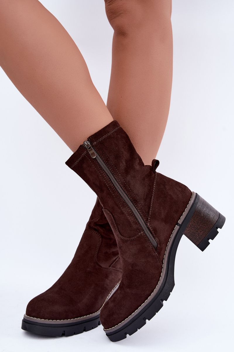 Stiefelette mit Blockabsatz aus braunem Veloursleder
