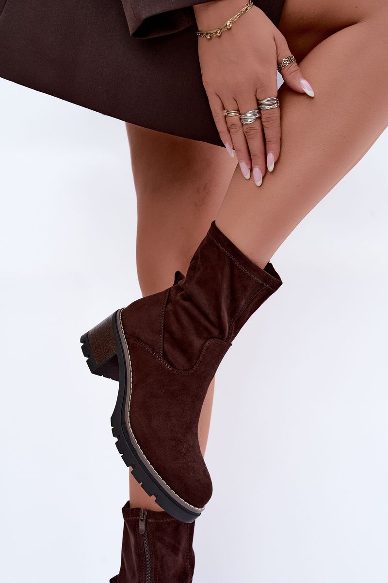 Stiefelette mit Blockabsatz aus braunem Veloursleder