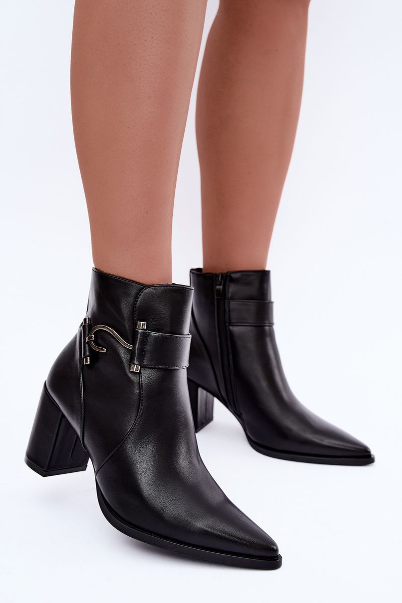 Gefütterte Stiefelette mit Blockabsatz und Zierde, schwarz