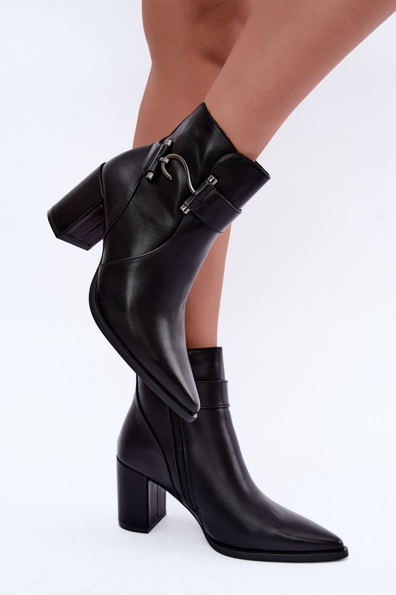 Gefütterte Stiefelette mit Blockabsatz und Zierde, schwarz
