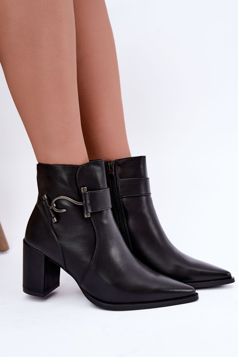 Gefütterte Stiefelette mit Blockabsatz und Zierde, schwarz