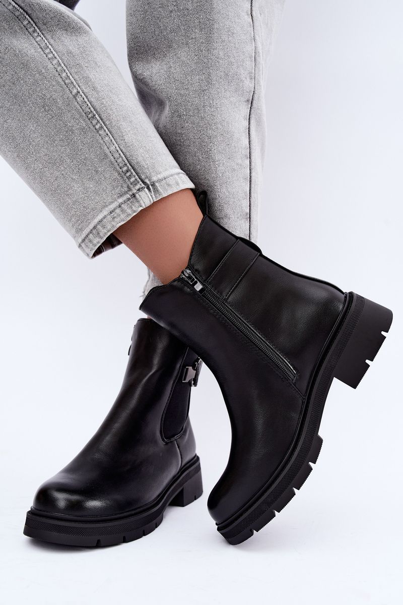 Gefütterte schwarze Stiefelette mit Zierde