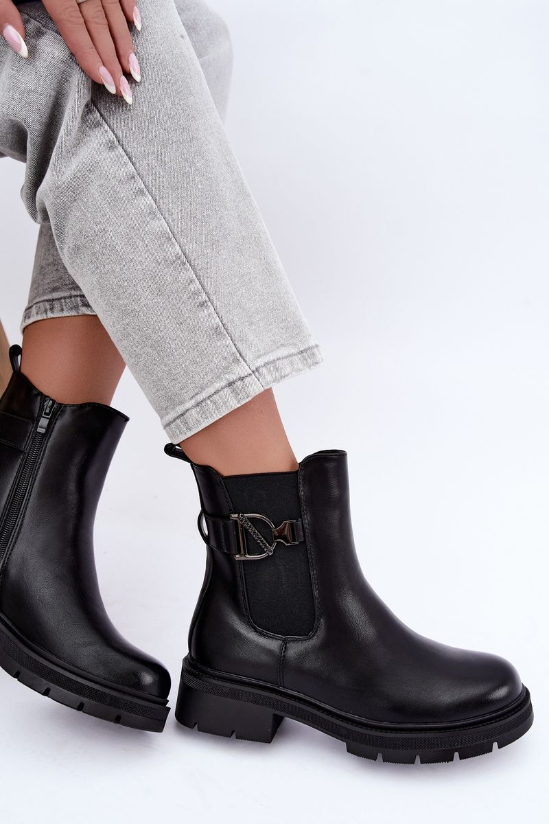 Gefütterte schwarze Stiefelette mit Zierde