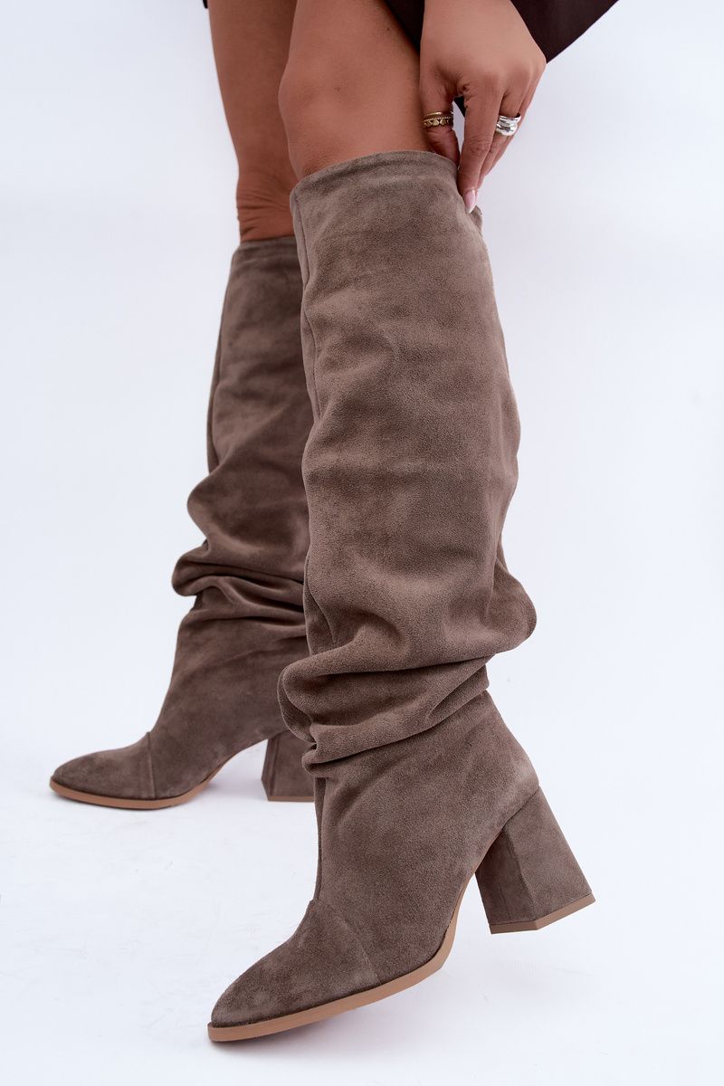 Overknee-Stiefel aus Veloursleder mit Blockabsatz, beige