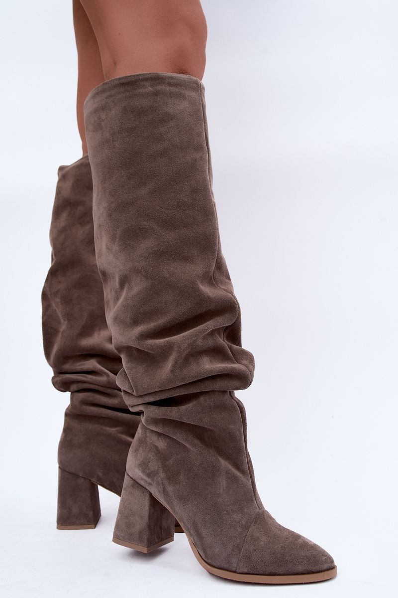Overknee-Stiefel aus Veloursleder mit Blockabsatz, beige