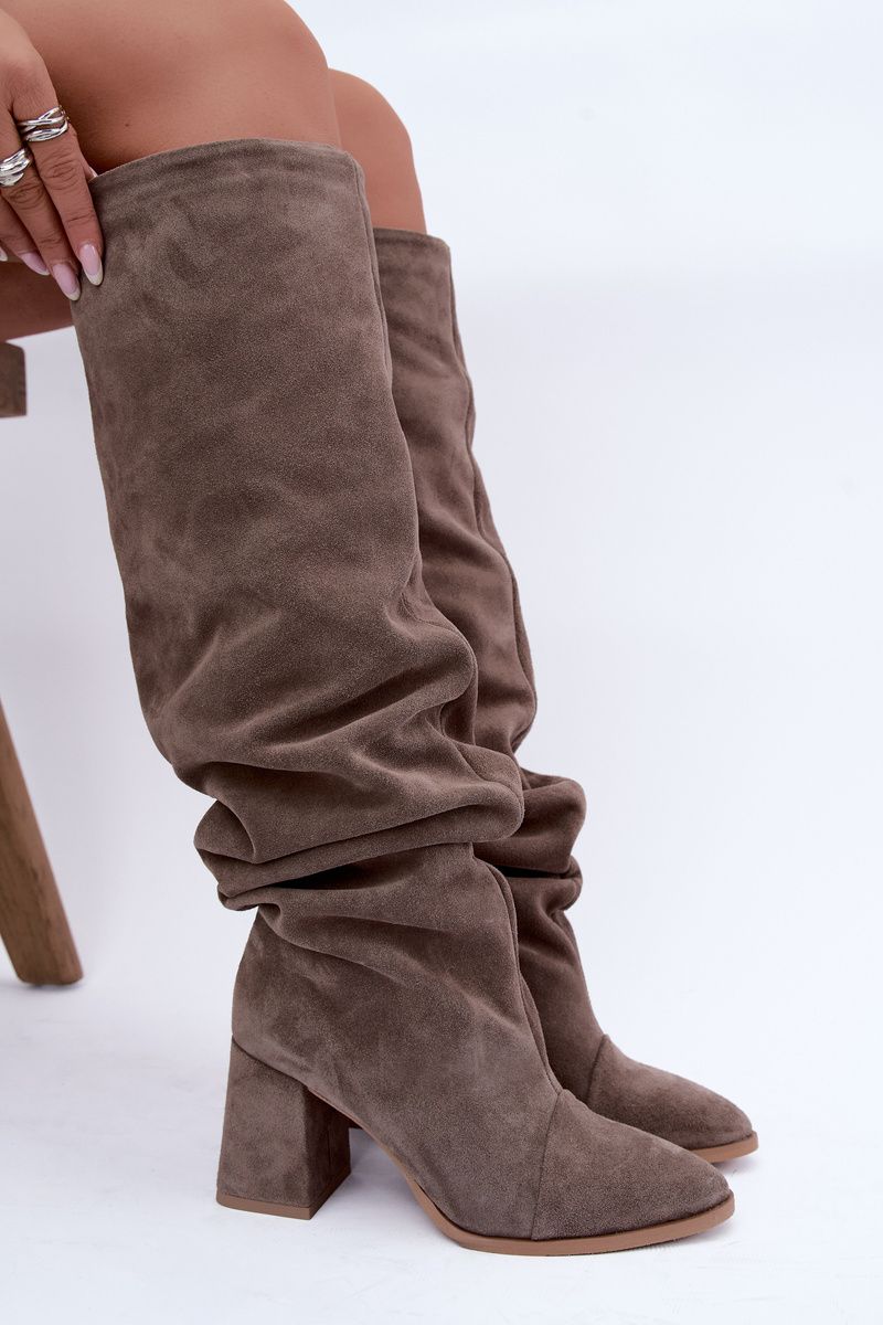 Overknee-Stiefel aus Veloursleder mit Blockabsatz, beige