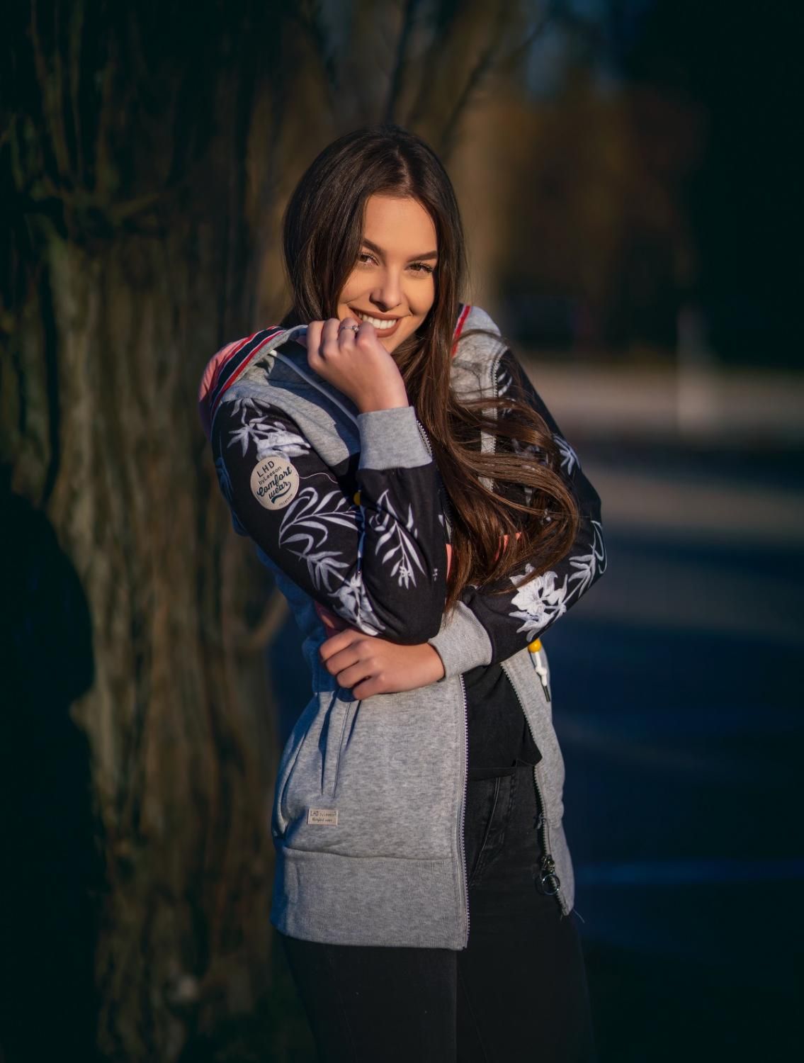 Erweitertes Sweatshirt mit Blumenmuster grau