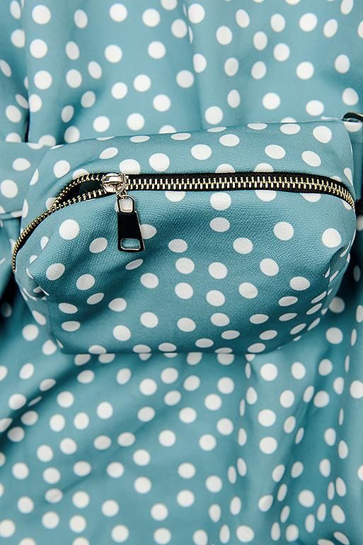 Blaues gepunktetes Kleid mit Tasche in der Taille