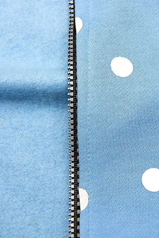 Kapuzensweatjacke mit Allover Punkte-Design hellblau