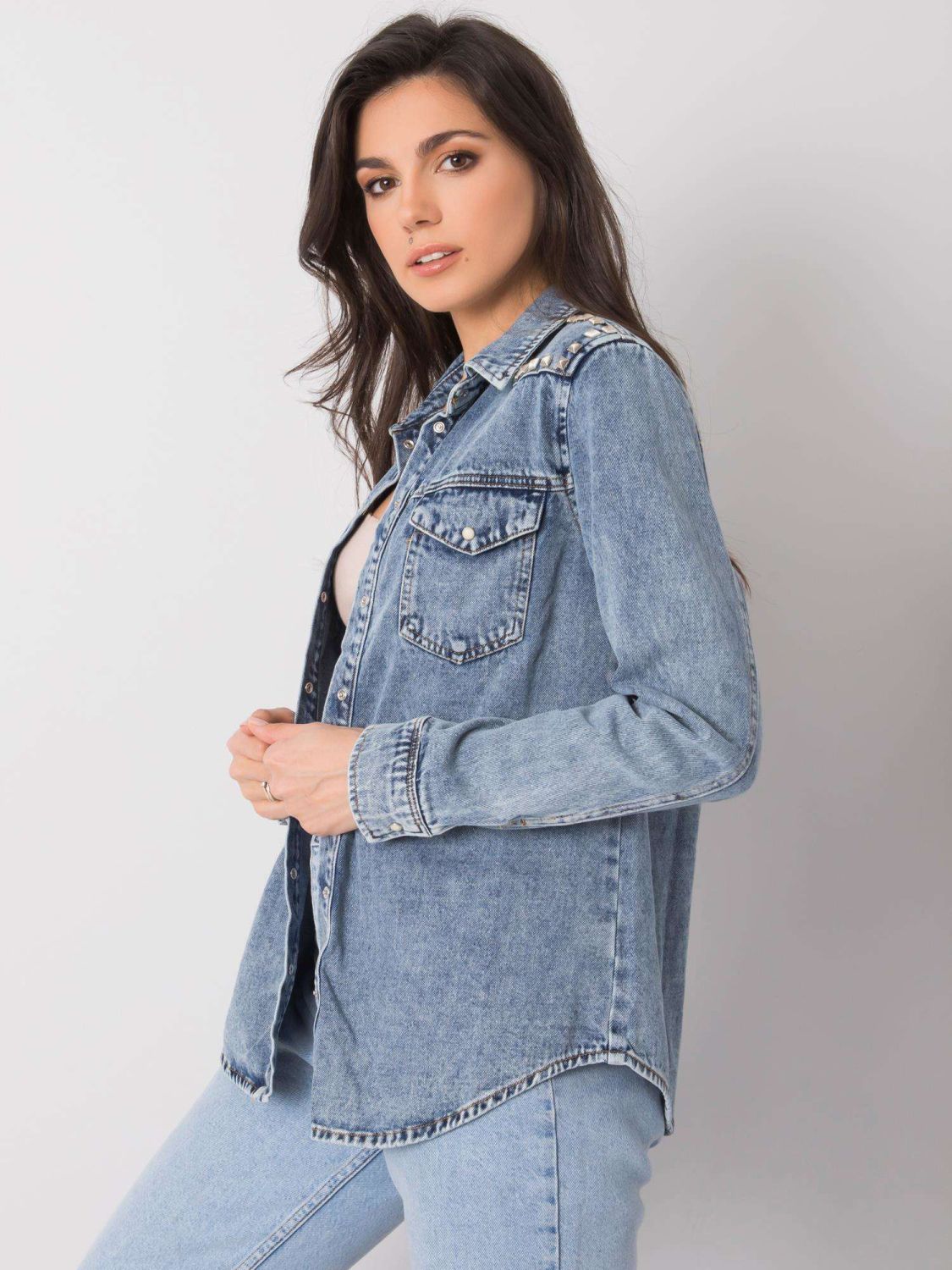 Blaue Jeansbluse mit Nieten