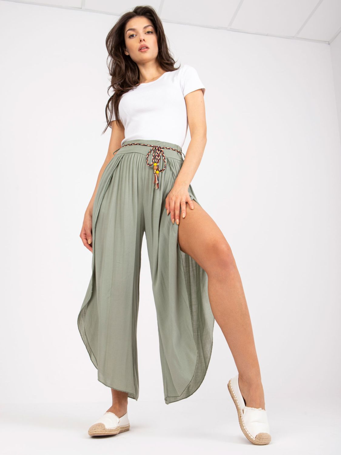 Stylische khaki Hose mit hohem Bund