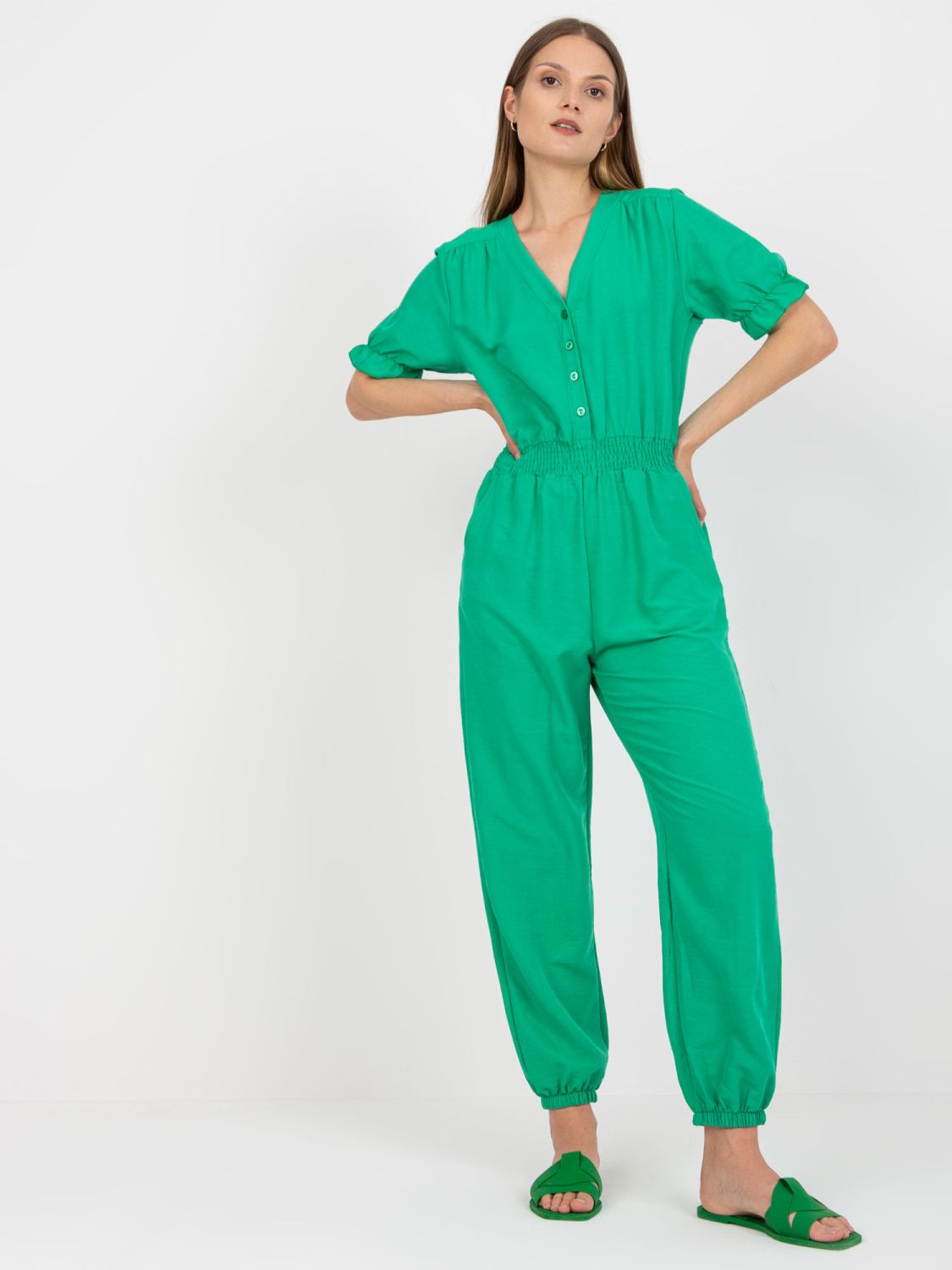Grüner Jumpsuit mit kurzen Ärmeln