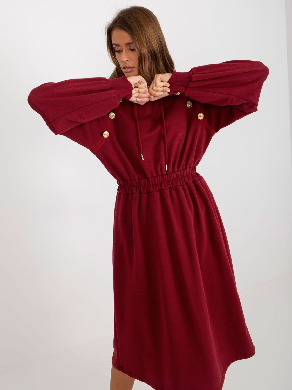Bordeauxfarbene, schwingende Sweatkleid mit Gummizug in der Taille