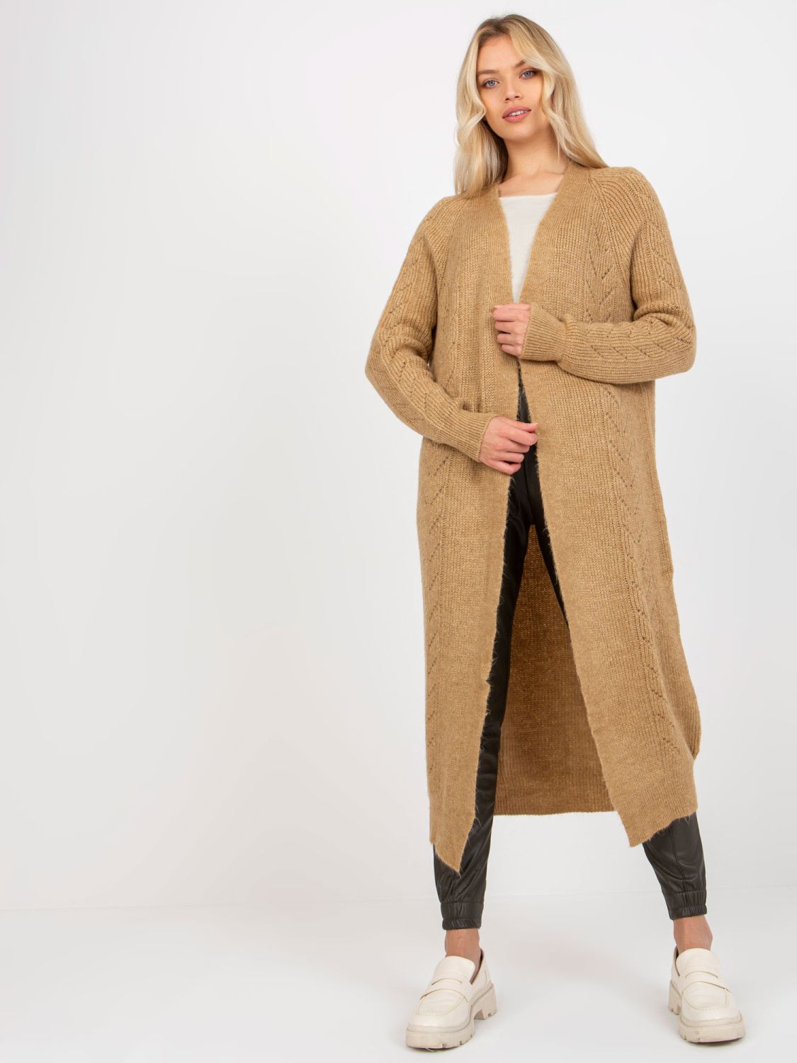 Camelfarbener Maxi-Cardigan mit Ajourmuster